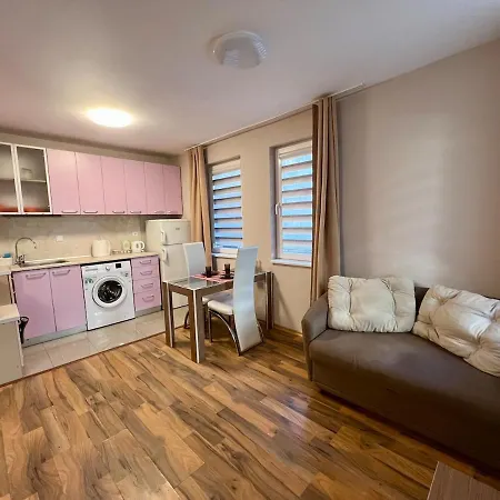 Cozy One-bedroom Near Sea Garden بورغاس