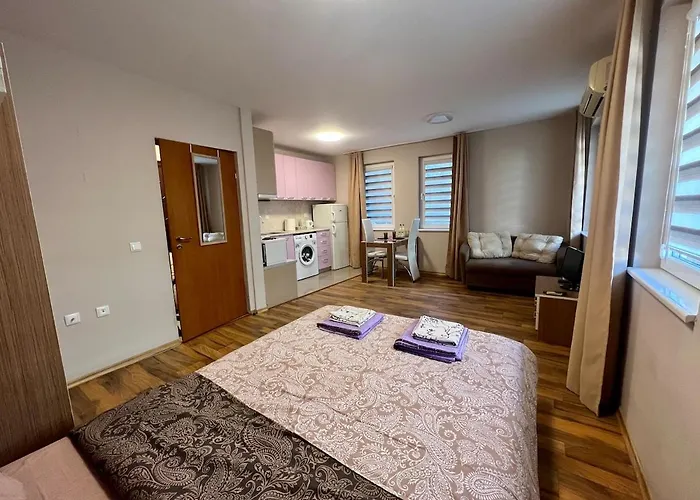 Cozy One-bedroom Near Sea Garden Апартамент