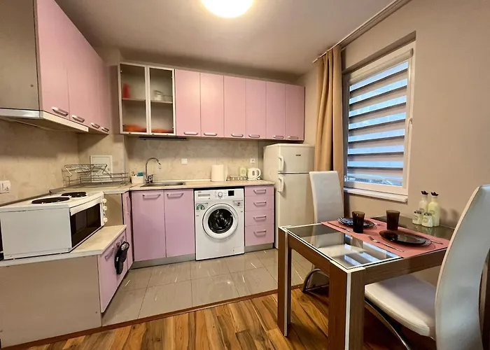 Cozy One-bedroom Near Sea Garden *